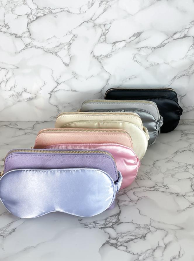 Schlafmaske und Kosmetiktasche in verschiedenen Farben