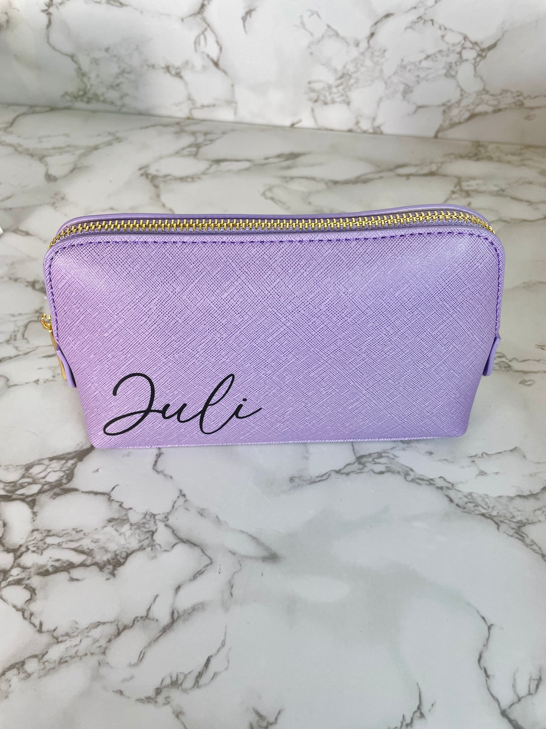 Kosmetiktasche mit individuellem Namensaufdruck, Bestandteil des Wellness-Geschenksets.