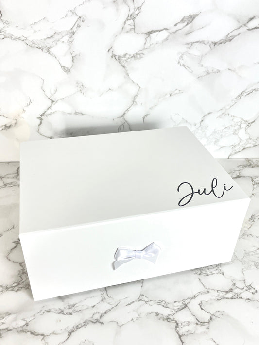 Stilvoll verpackte Geschenkbox mit Schleife, bereit zum Verschenken.