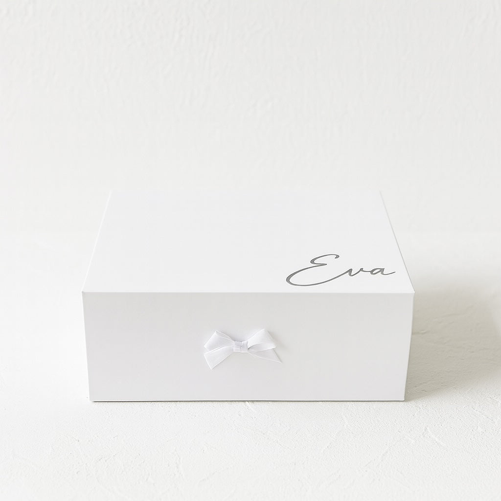Weiße Geschenkbox mit personalisiertem Namen Eva und Schleife – edle Geschenkschachtel, ideal als Weihnachtsgeschenk für Frau, Mama, Oma oder Eltern.