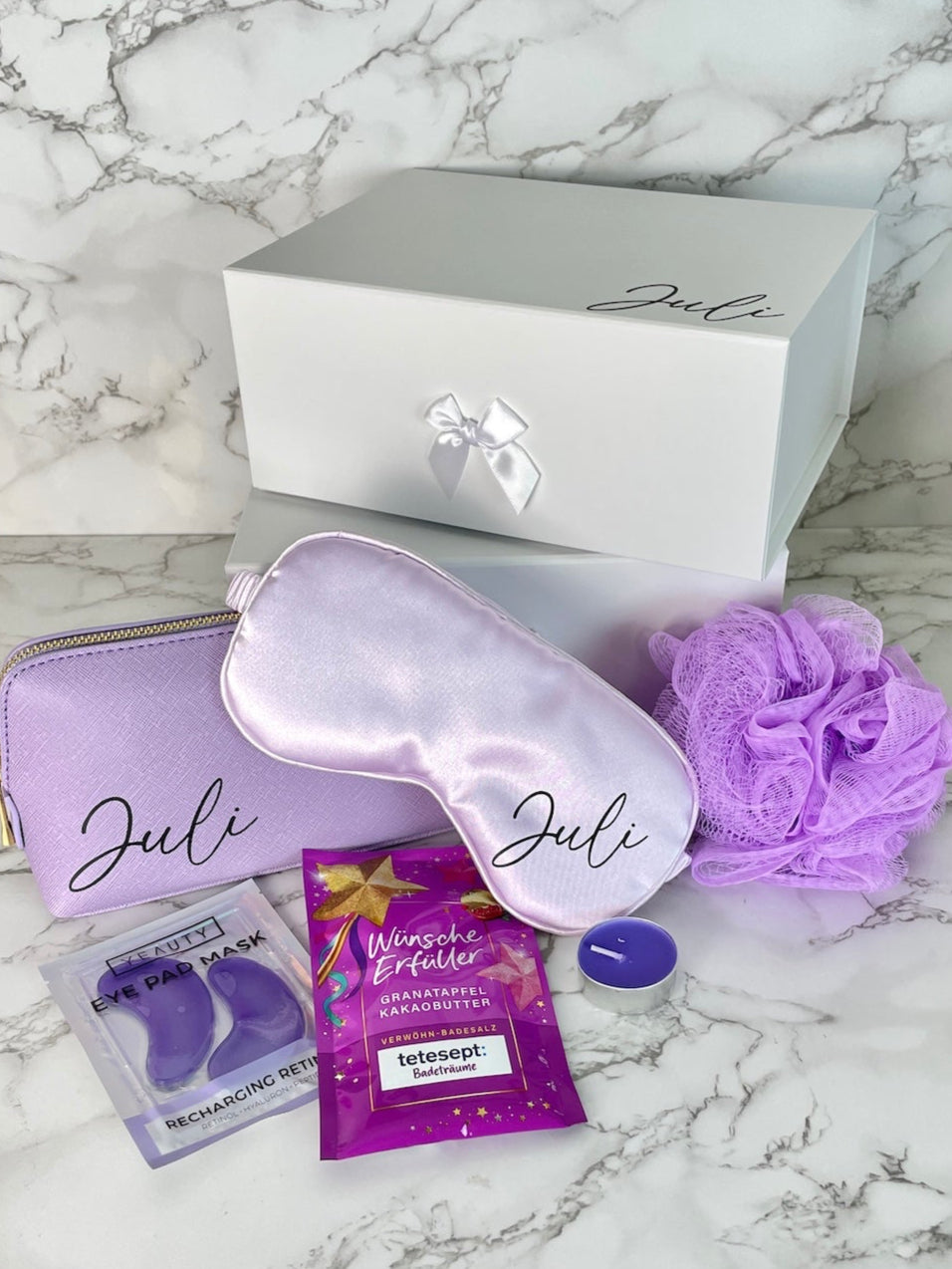 Personalisierte lila Wellness-Geschenkbox mit Namensaufdruck, gefüllt mit Entspannungsprodukten, ideal als Geschenk für Frauen.