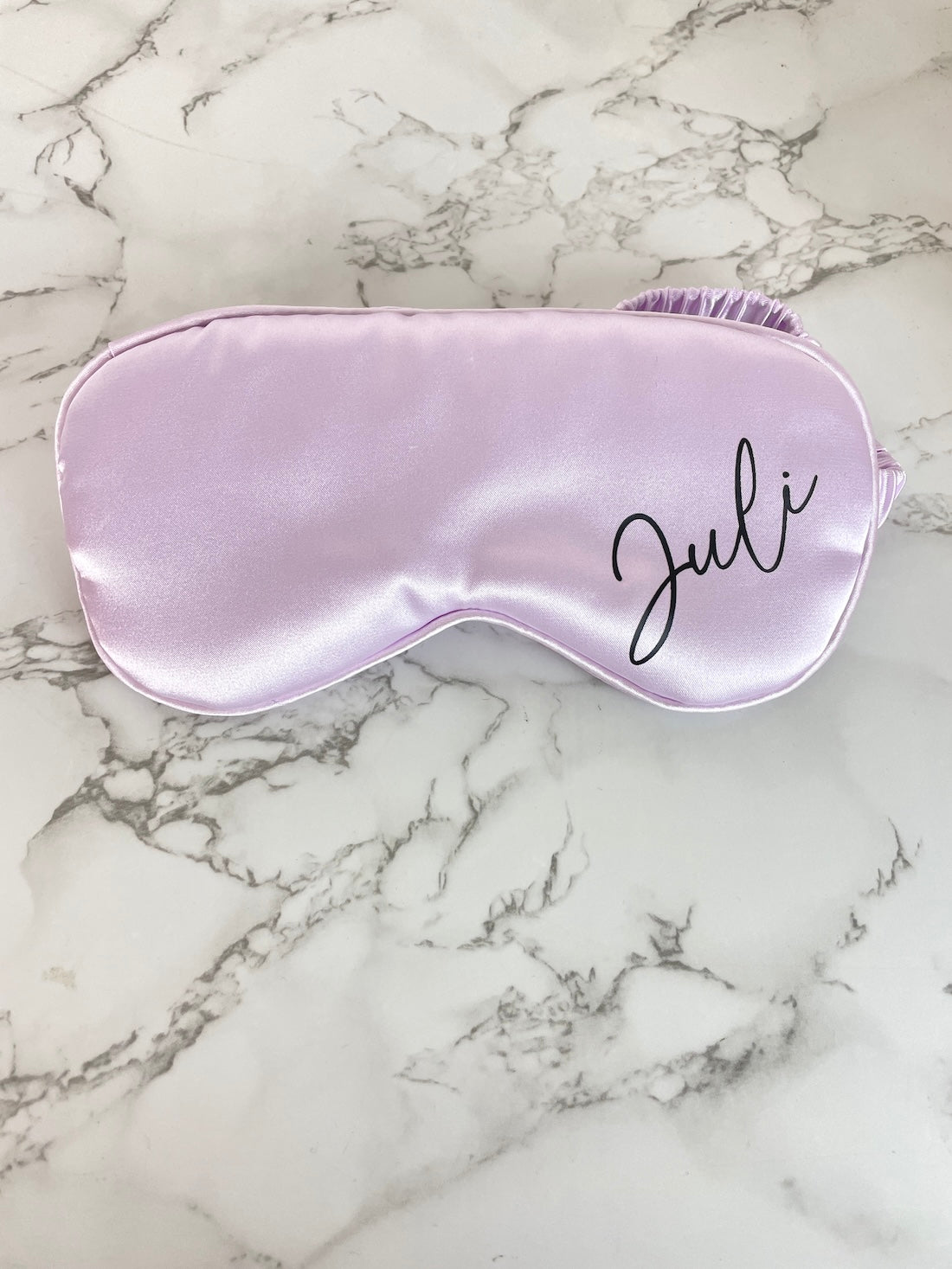 Schlafmaske mit personalisiertem Namensaufdruck für erholsamen Schlaf.
