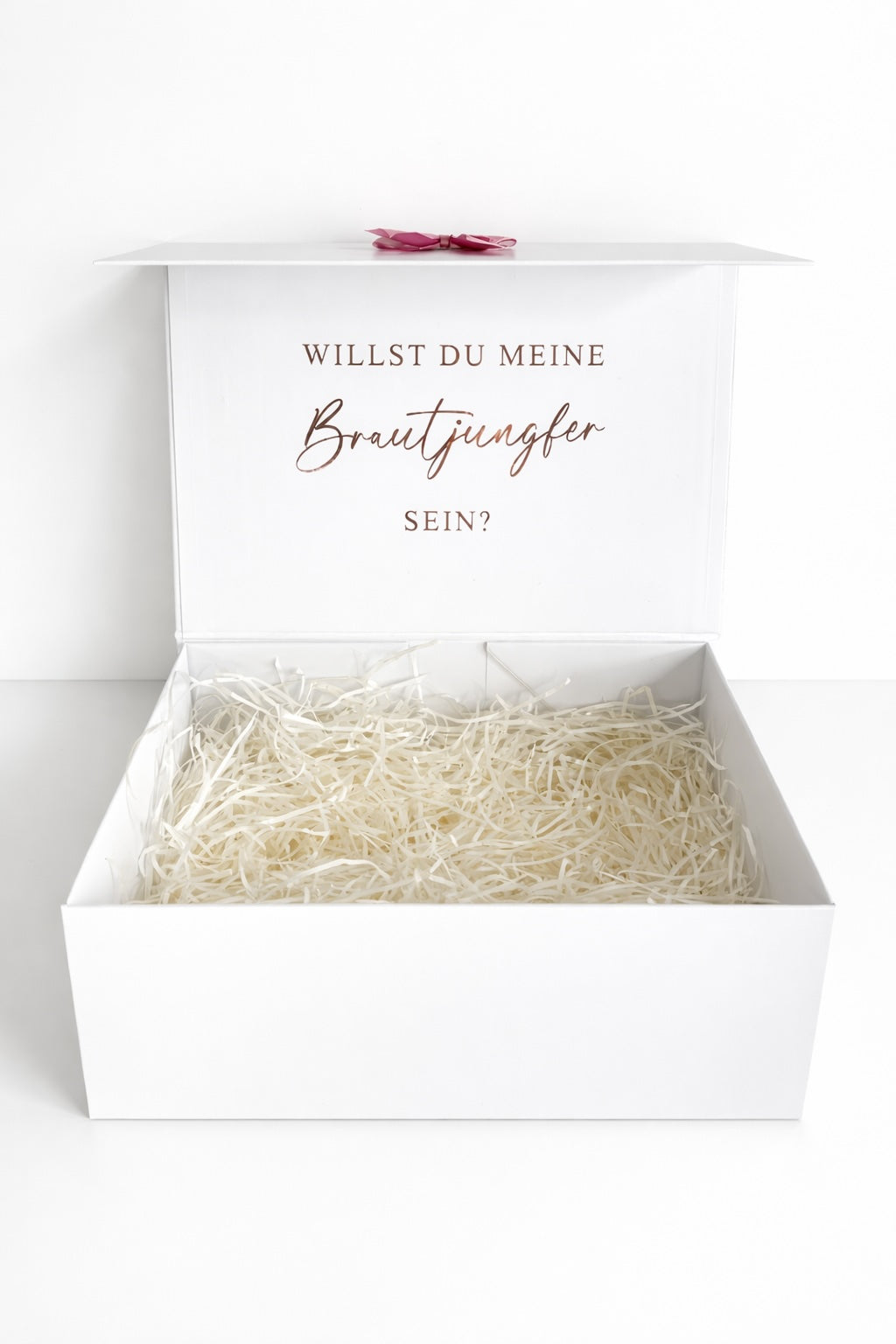 Offene Brautjungfer Geschenkbox mit Aufdruck ‚Willst du meine Brautjungfer sein?‘ in Roségold auf hellem, minimalistischem Hintergrund.“