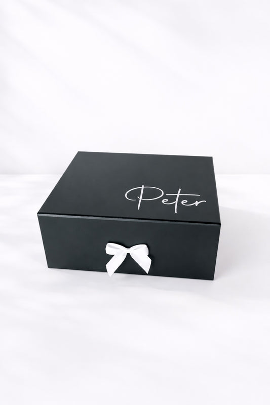 Schwarze personalisierte Geschenkbox mit Name und weißer Schleife