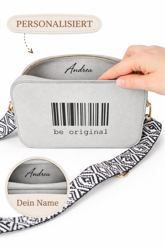 Personalisierte graue Umhängetasche aus Kunstleder mit Barcode „be original“ Aufdruck und Name im Innenfach, Beispiel Personalisierung Andrea