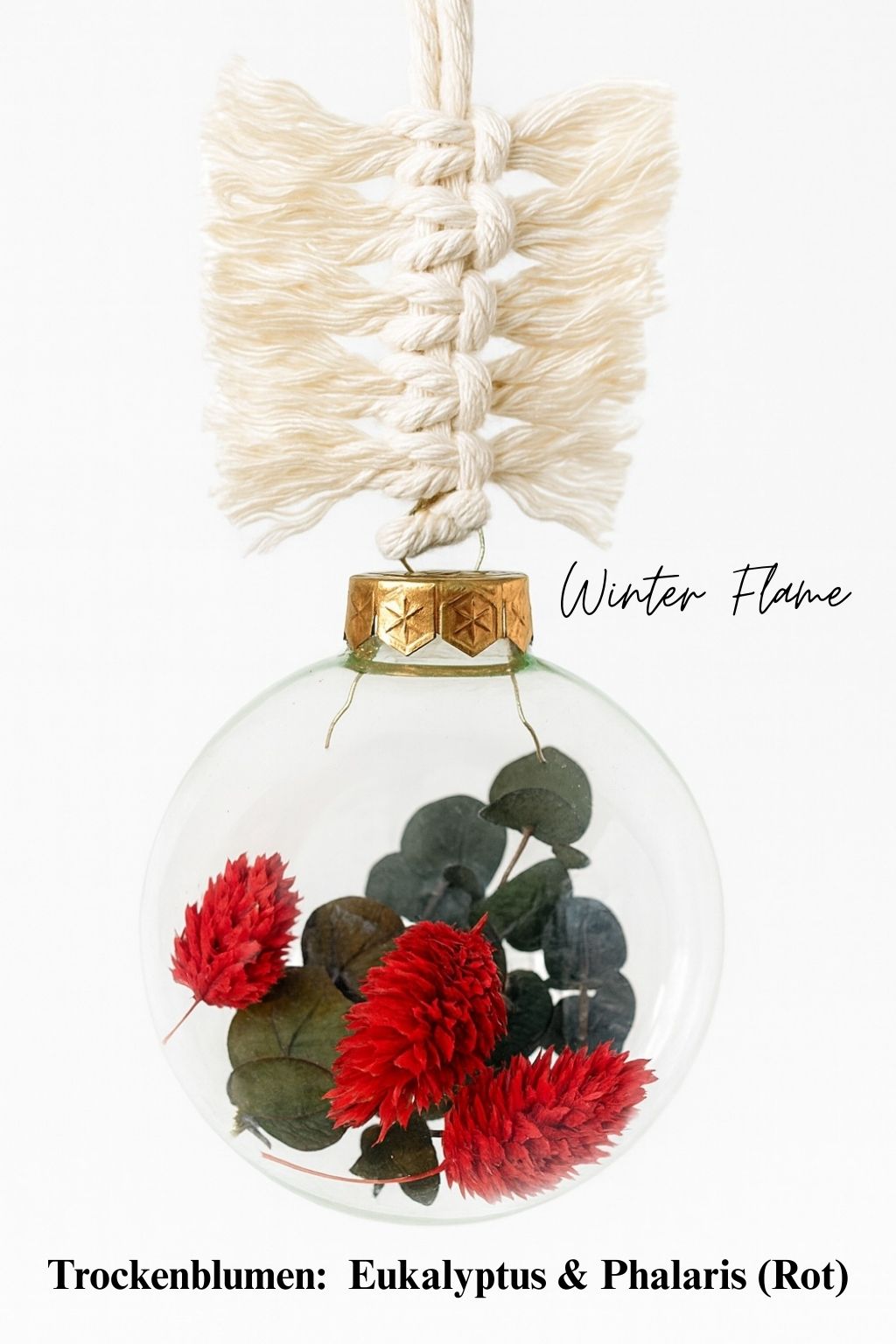 Personalisierte Weihnachtskugel aus Glas mit goldenem Kranz und handgemachtem Makramee-Aufhänger, gefüllt mit roten Phalaris-Trockenblumen und grünem Eukalyptus, Variante ‚Winter Flame‘.