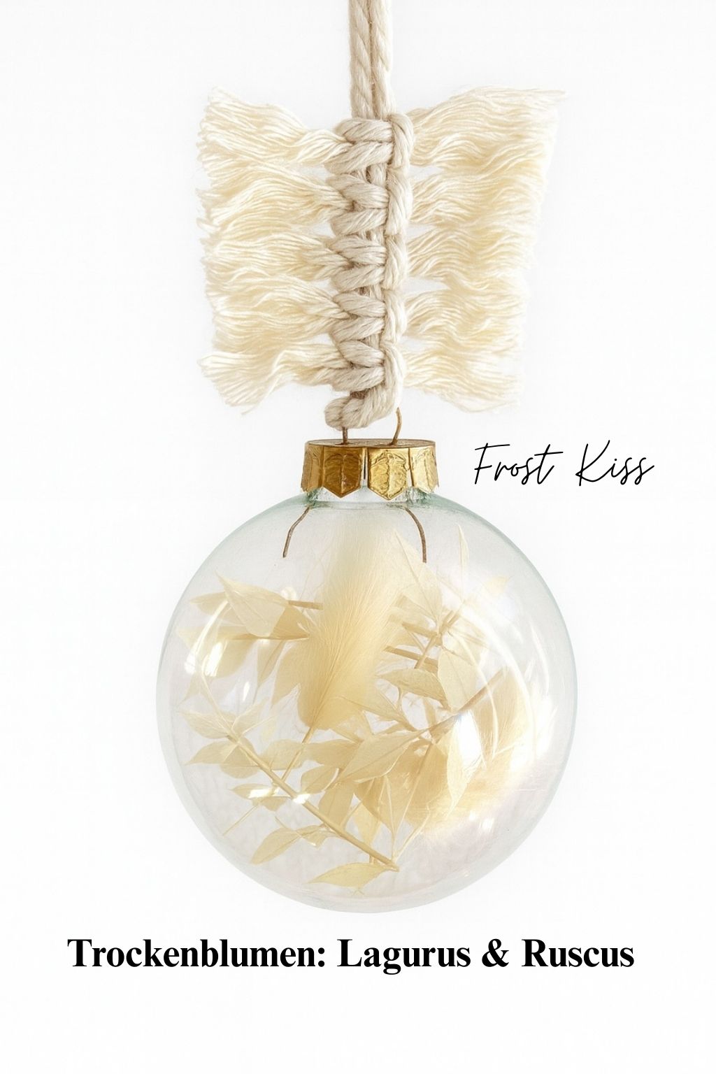 Personalisierte Weihnachtskugel aus Glas mit goldenem Kranz und handgemachtem Makramee-Aufhänger, gefüllt mit weißen Trockenblumen Lagurus und Ruscus, Variante ‚Frost Kiss‘.