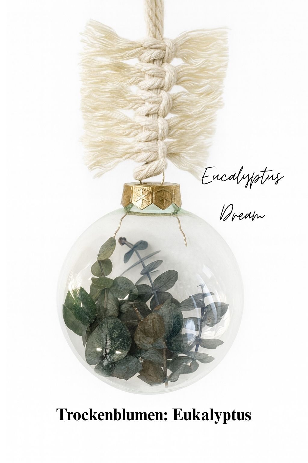Personalisierte Weihnachtskugel aus Glas mit goldenem Kranz und handgemachtem Makramee-Aufhänger, gefüllt mit Eukalyptus-Trockenblättern, Variante ‚Eucalyptus Dream‘.