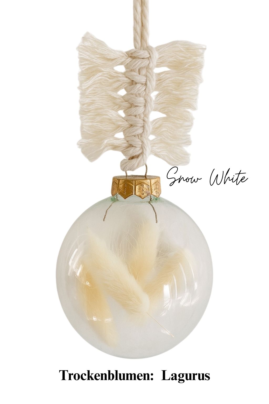 Personalisierte Weihnachtskugel aus Glas mit goldenem Kranz und handgemachtem Makramee-Aufhänger, gefüllt mit weißen Lagurus-Trockenblumen, Variante ‚Snow White‘.