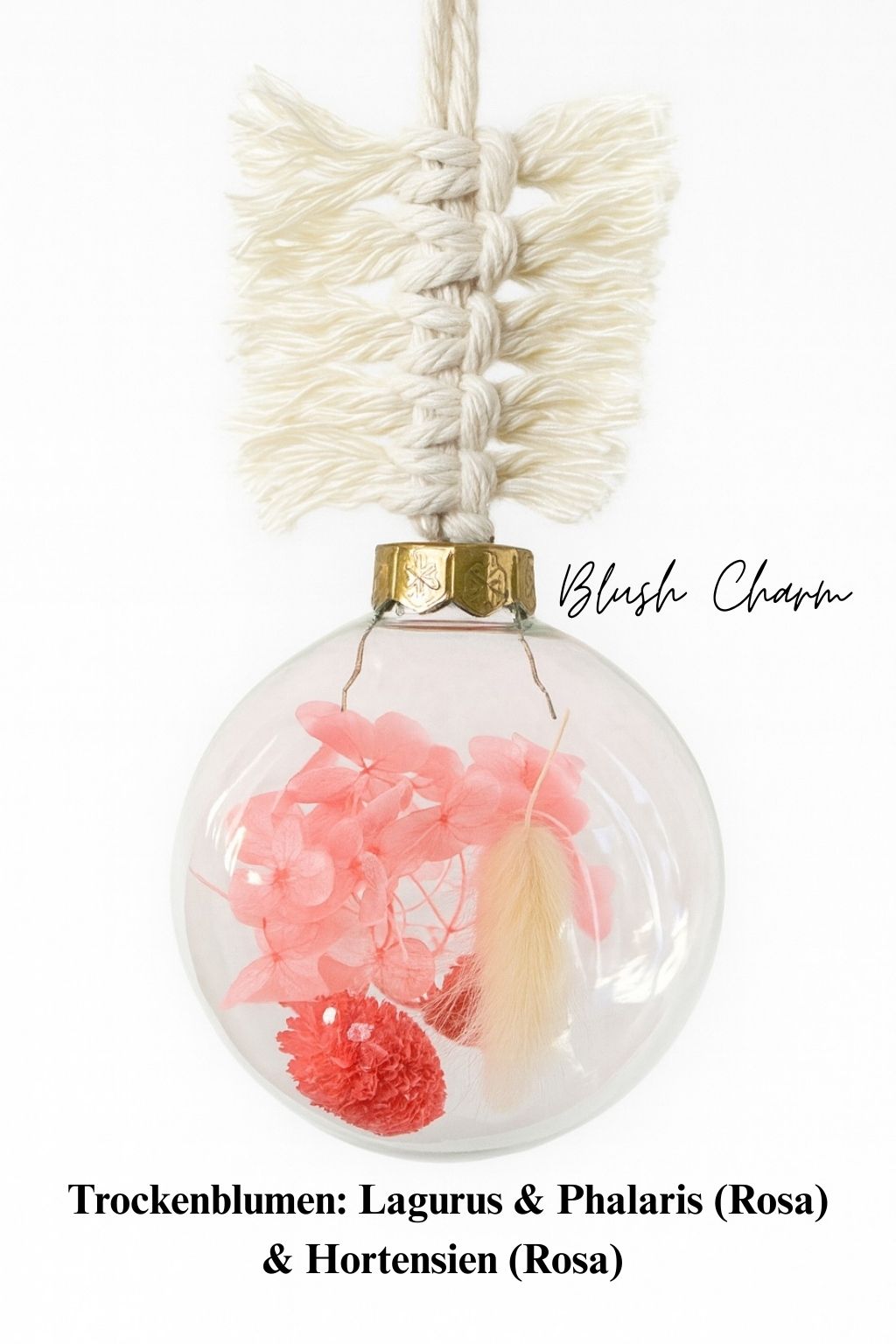 Personalisierte Weihnachtskugel aus Glas mit goldenem Kranz und handgemachtem Makramee-Aufhänger, gefüllt mit rosa Trockenblumen: Lagurus, Phalaris und Hortensien, Variante ‚Blush Charm‘.