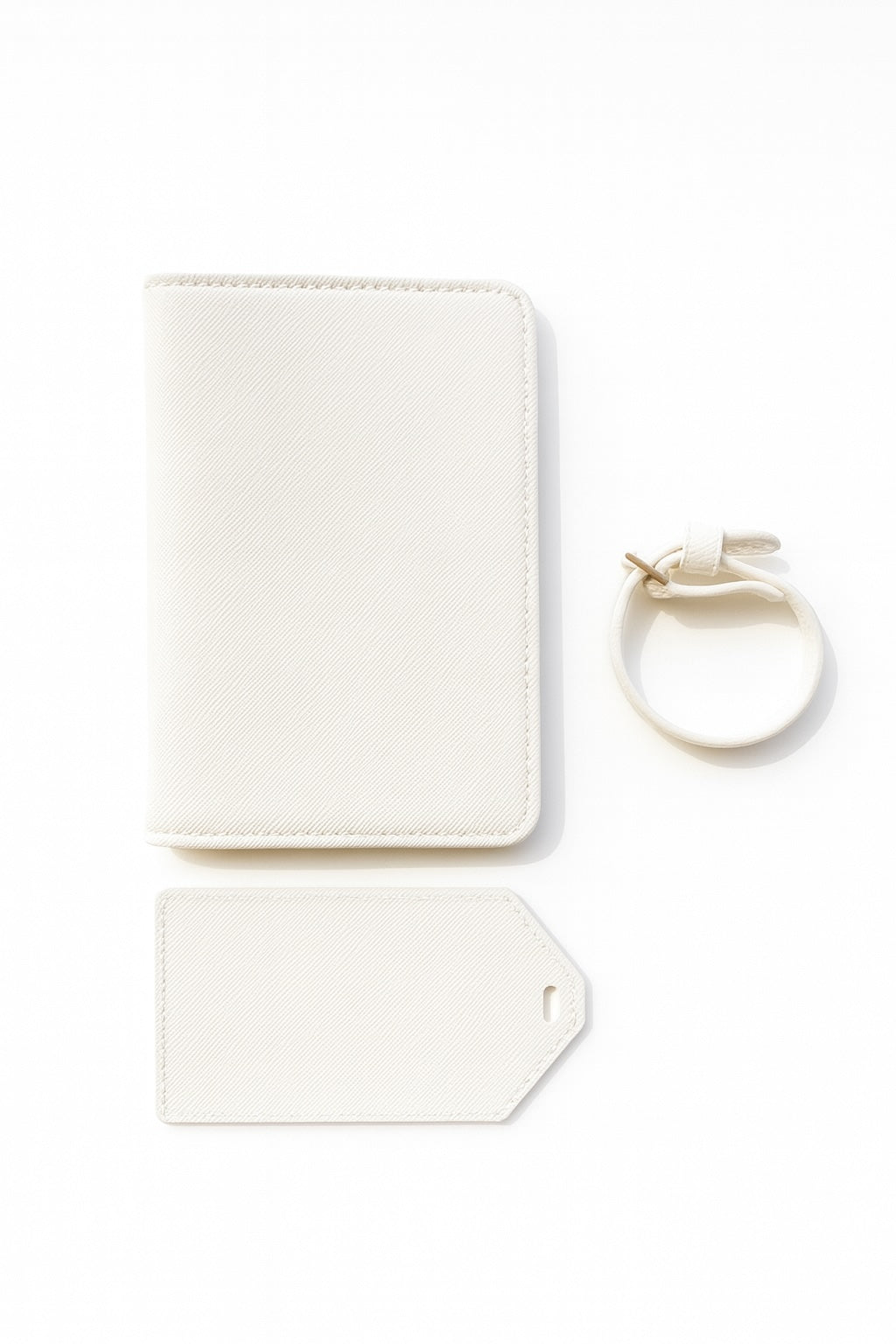 Reisepasshülle und Kofferanhänger aus weißem Saffiano-Leder, edles Reise-Set.