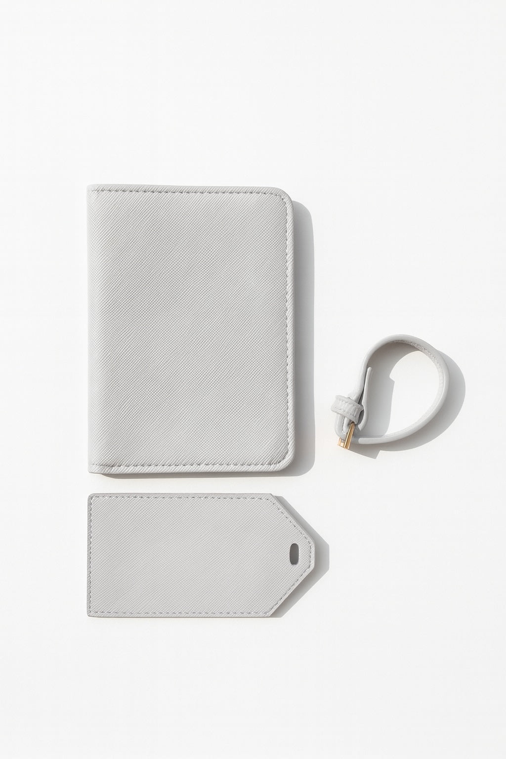 Reisepasshülle und Kofferanhänger aus grauem Saffiano-Leder, modernes Reise-Set.