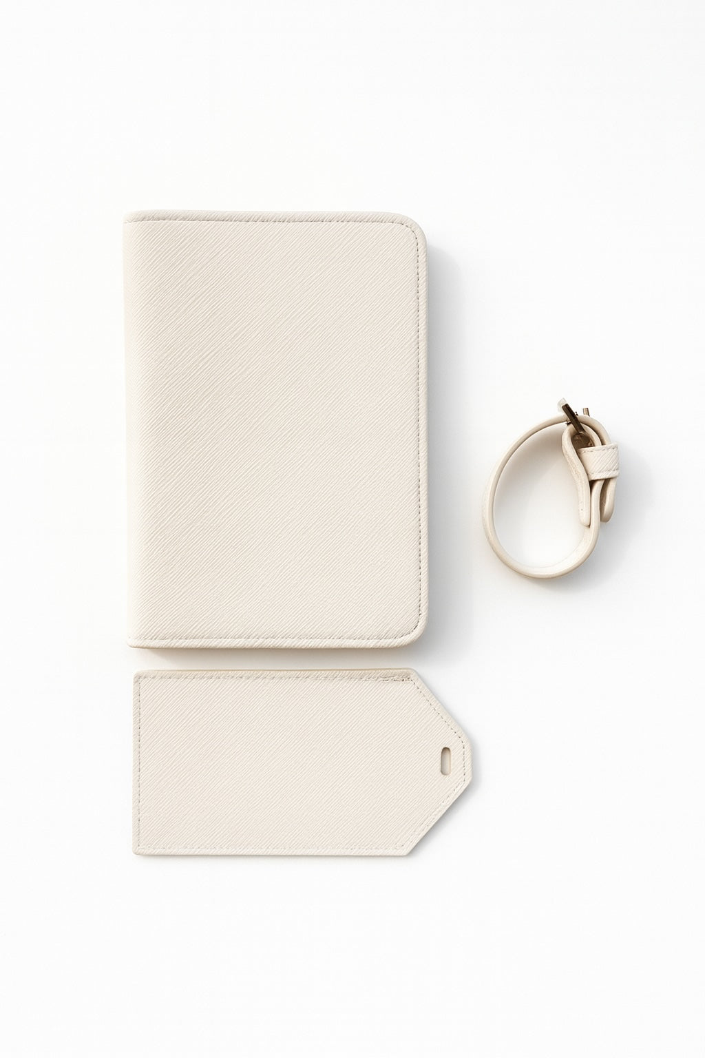 Reisepasshülle und Kofferanhänger aus beigem Saffiano-Leder, elegantes Reise-Set.