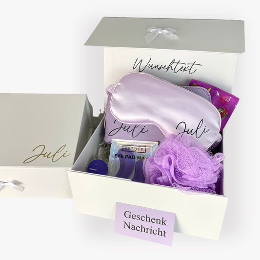 Personalisierte Wellness Geschenkbox in Lila mit Schlafmaske, Badezusatz, Duftkerze, Kosmetiktasche und Augenpads – ideal als Geschenk für Frauen
