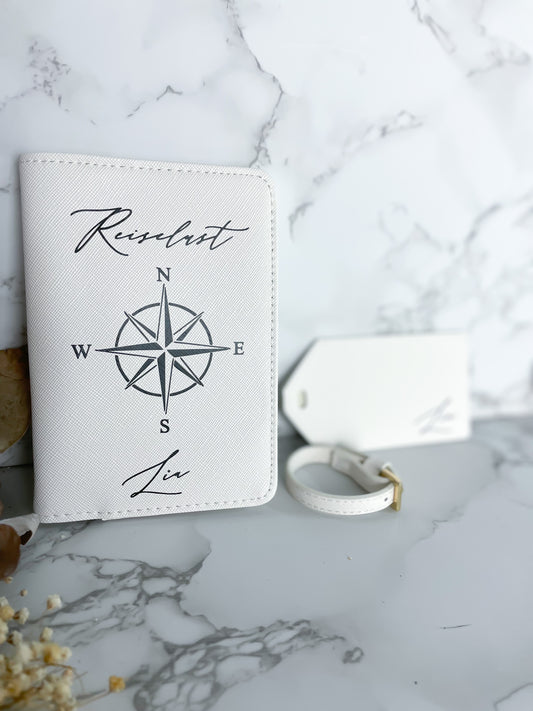 Helles Reise-Set mit Reisepasshülle, Kofferanhänger und Namensgravur. Aufdruck „Reiselust“ mit Windrose – elegantes personalisiertes Geschenk für Reisende.
