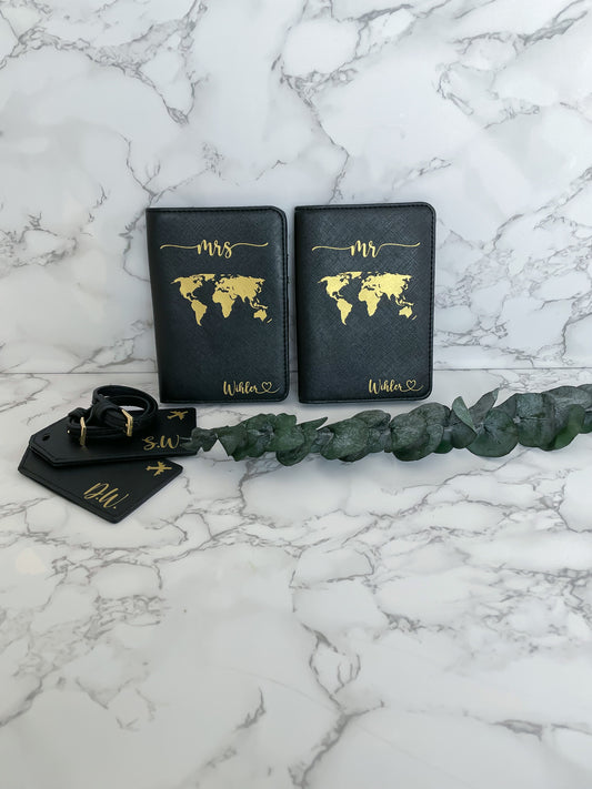 Personalisierte Reisepasshüllen Mr & Mrs in Schwarz mit goldener Weltkarte, inklusive Kofferanhänger – perfektes Geschenk für Hochzeit und Flitterwochen.