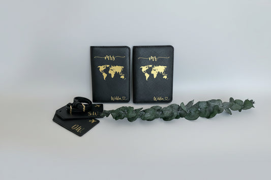 Personalisierte Reisepasshüllen Mr & Mrs in Schwarz mit goldener Weltkarte, inklusive Kofferanhänger – perfektes Geschenk für Hochzeit und Flitterwochen.
