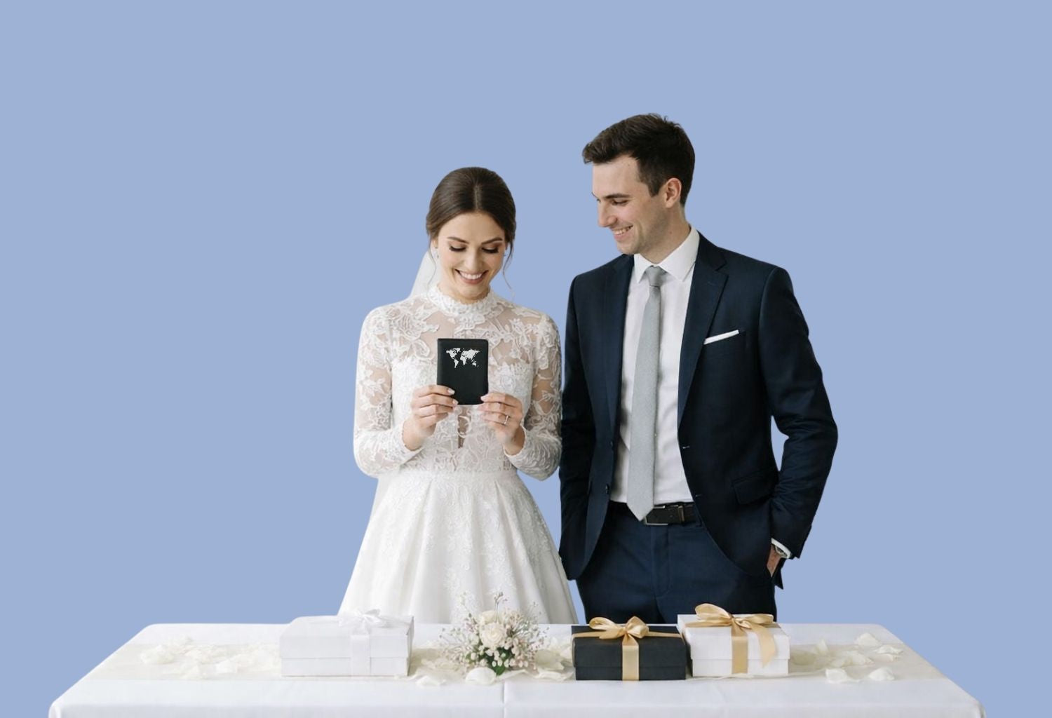 Moderne Hochzeitsfeier mit Braut und Bräutigam, eleganter Tischdekoration in Creme- und Naturtönen, Kerzen, Blumenarrangements und romantischer Beleuchtung.