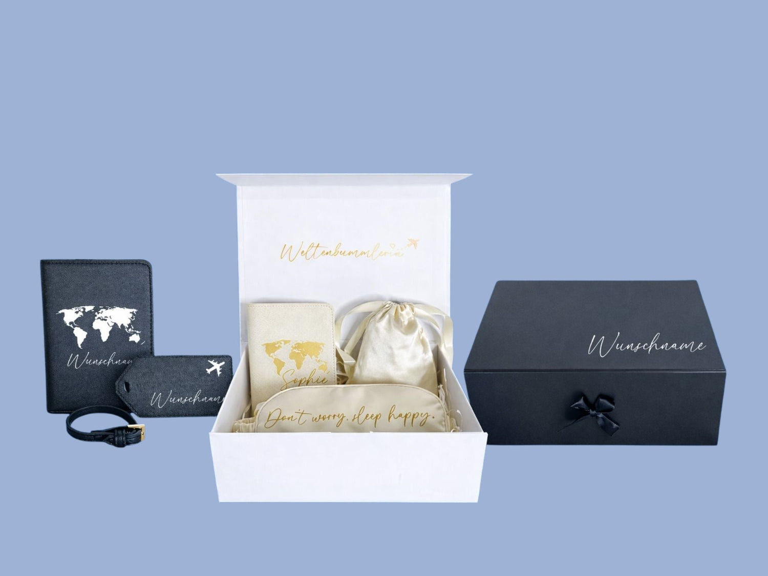 Kategoriebild Reisesets: personalisierte Passhüllen, Geschenkboxen und Schlafmaske vor blauem Hintergrund