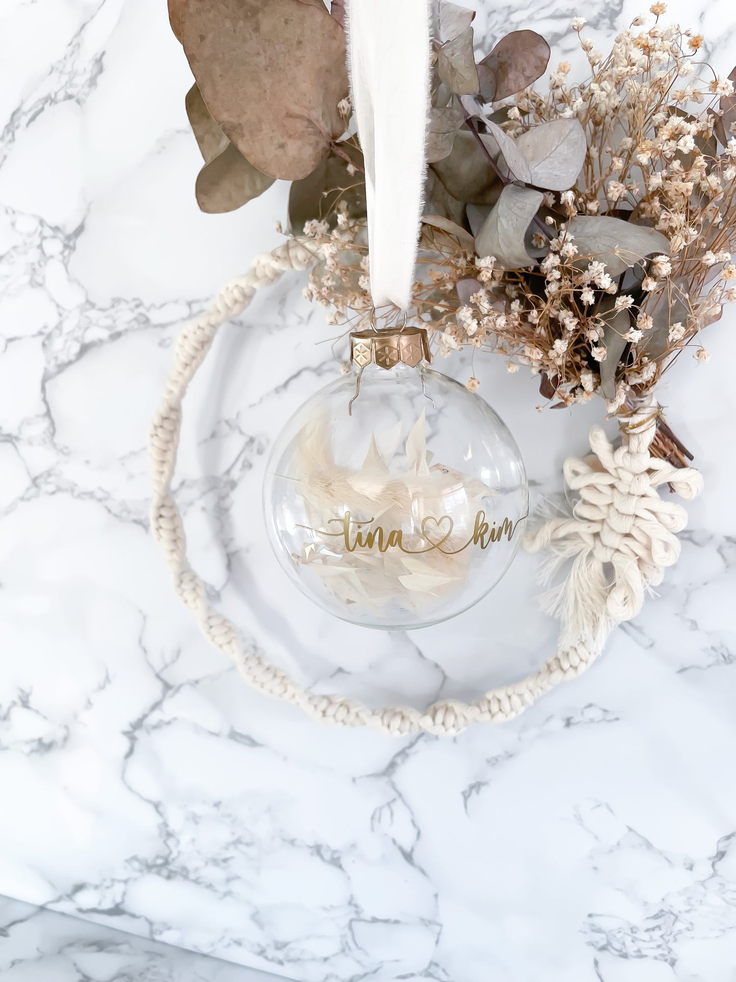 Personalisierte Weihnachtskugel mit Trockenblumen, goldenem Kugelkranz und handgefärbten Chiffonbändern