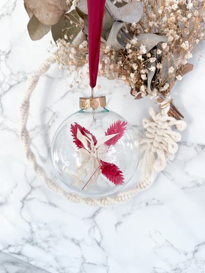 Personalisierte Weihnachtskugel mit Trockenblumen, goldenem Kugelkranz und handgefärbten Chiffonbändern