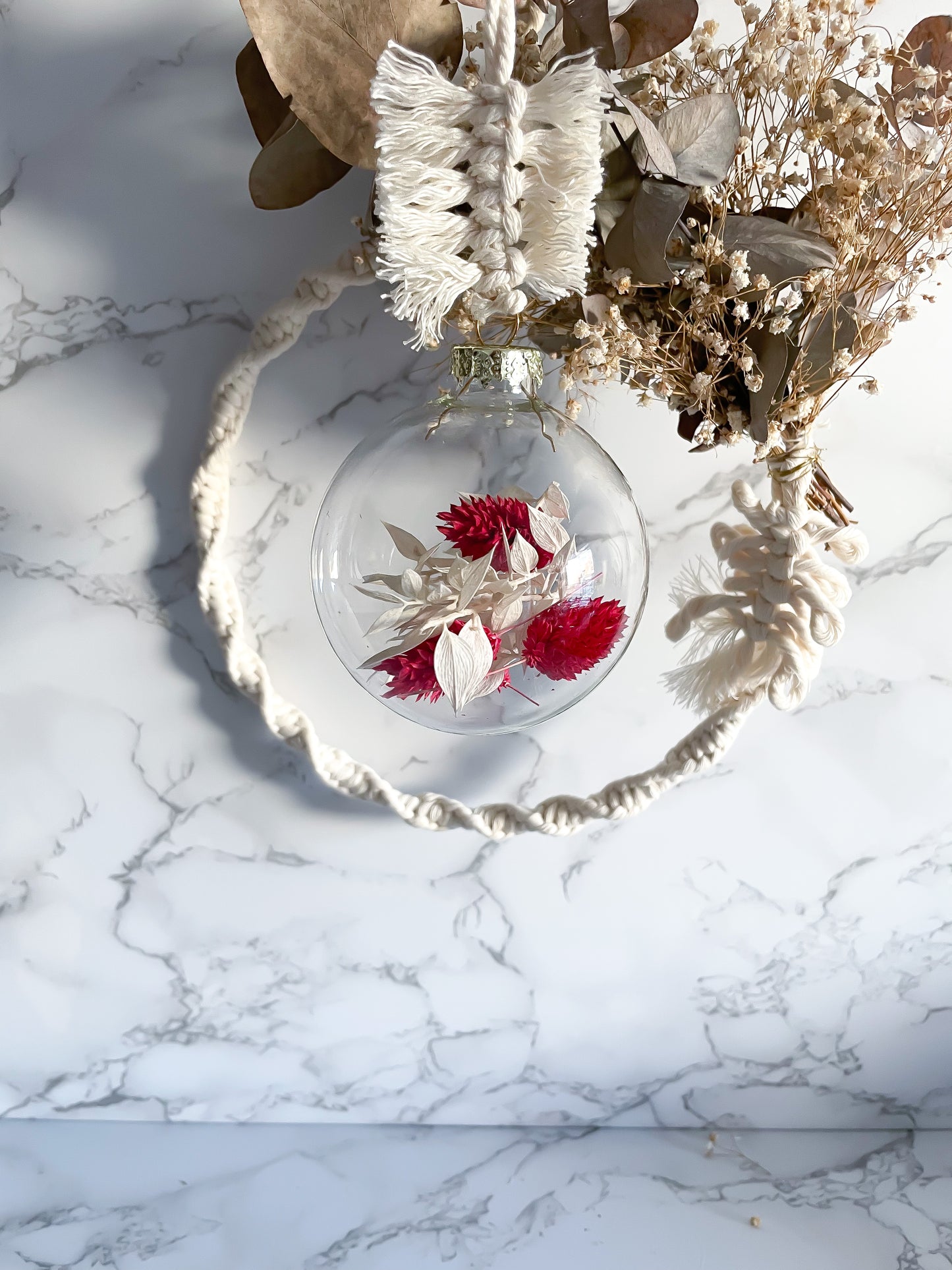 Personalisierte Weihnachtskugel mit Trockenblumen & Makramee-Aufhänger I Kugelkranz Gold