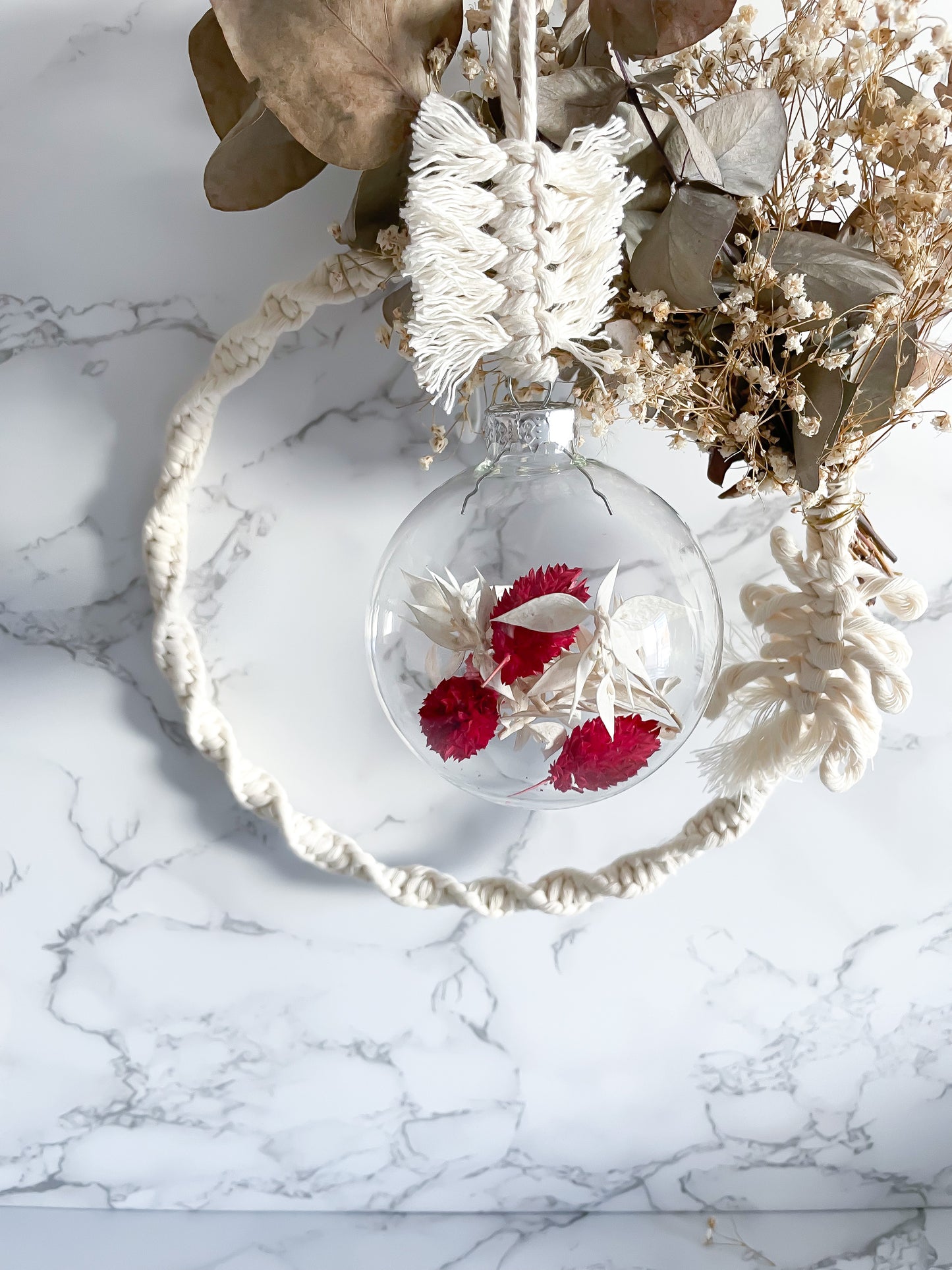 Personalisierte Weihnachtskugel mit Trockenblumen & Makramee-Aufhänger I Kugelkranz Silber