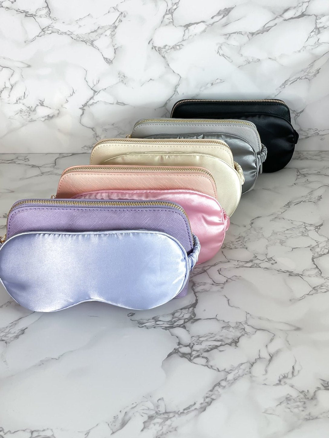 Kosmetiktasche und Schlafmaske in verschiedenen Farben