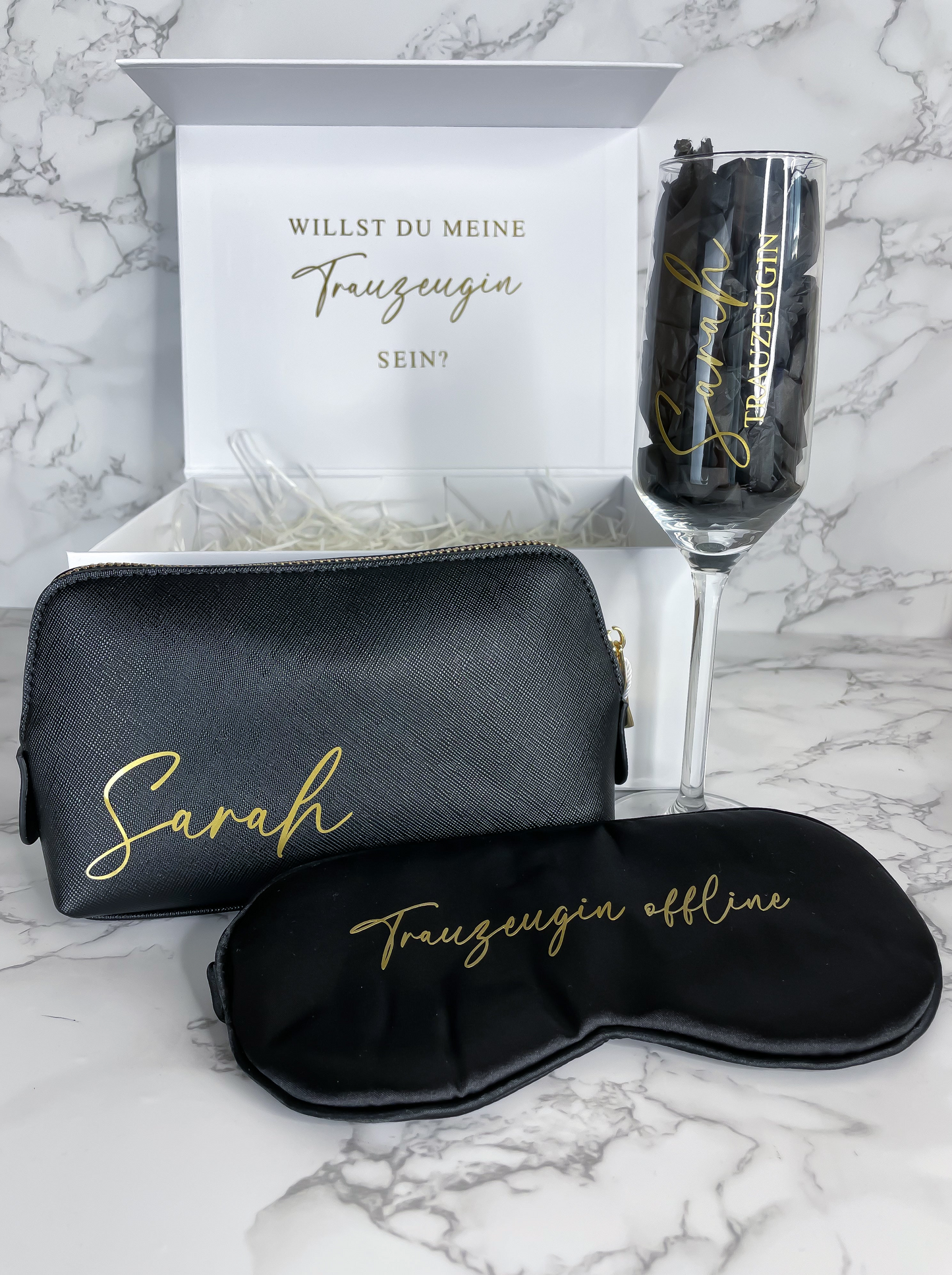 Hochwertige Trauzeugin Geschenkbox in Weiß mit personalisierten Accessoires wie Schlafmaske und Sektglas