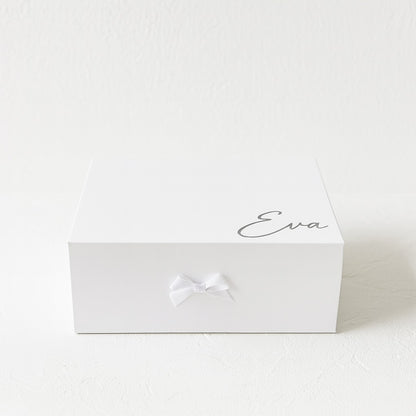 Weiße Geschenkbox mit personalisiertem Namen Eva und Schleife – edle Geschenkschachtel, ideal als Weihnachtsgeschenk für Frau, Mama, Oma oder Eltern.