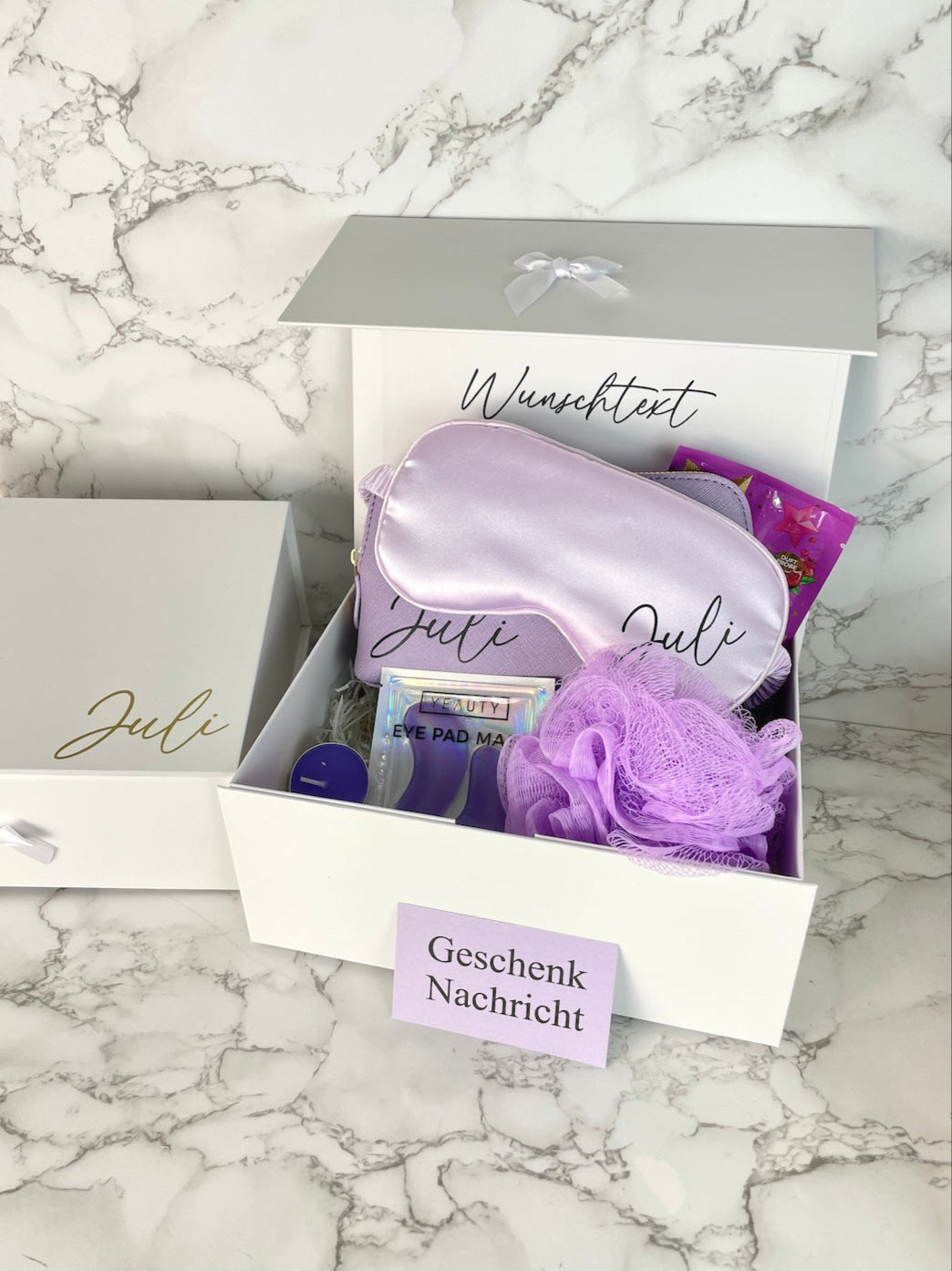 Personalisierte lila Wellness-Geschenkbox mit Namensaufdruck, gefüllt mit Entspannungsprodukten, ideal als Geschenk für Frauen.