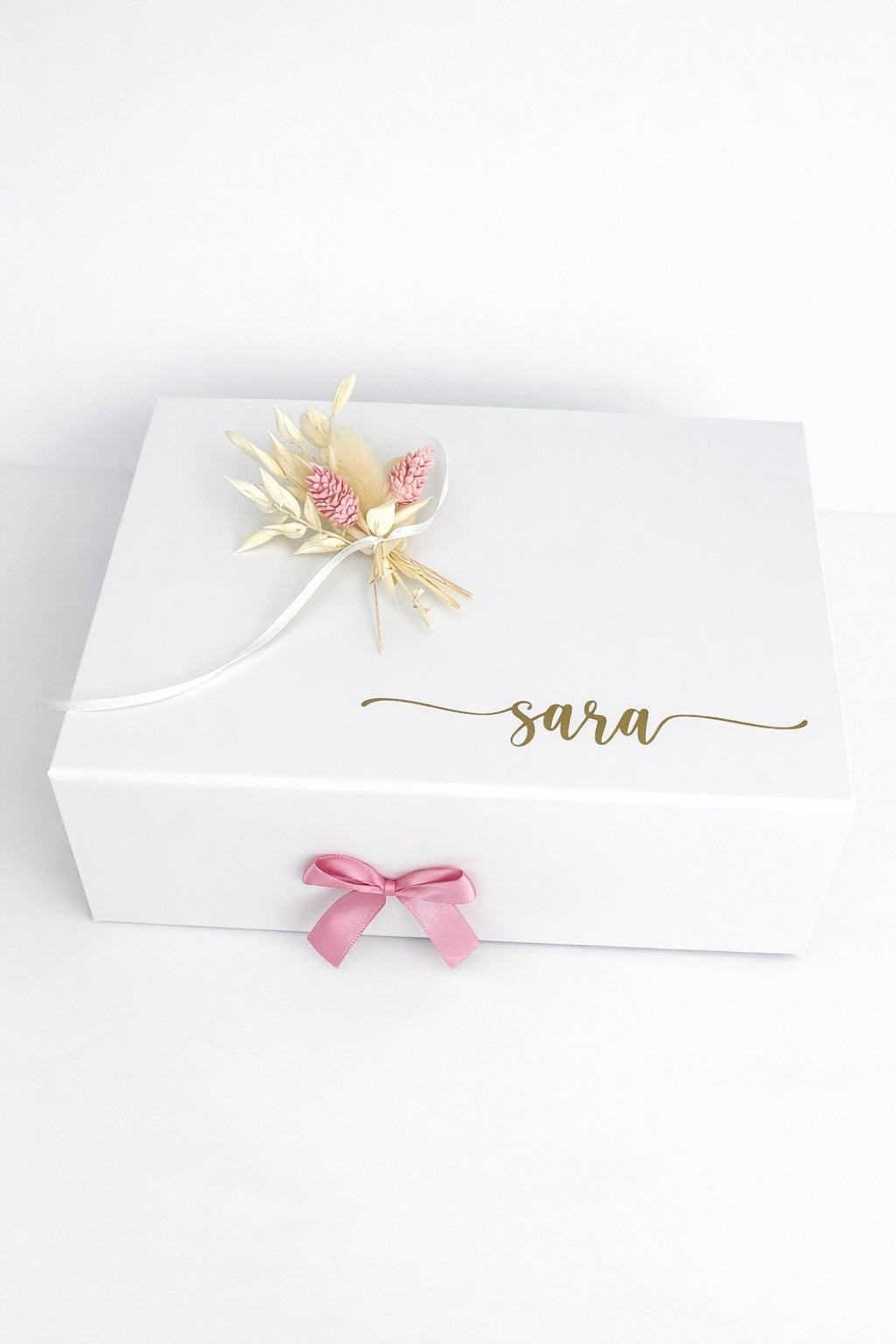 Personalisierte Trauzeugin Geschenkbox zum Selbstbefüllen in Weiß mit rosa Schleife und Namensaufdruck Sara