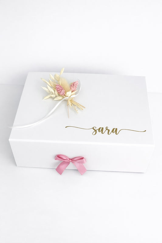Personalisierte Trauzeugin Geschenkbox zum Selbstbefüllen in Weiß mit rosa Schleife und Namensaufdruck Sara