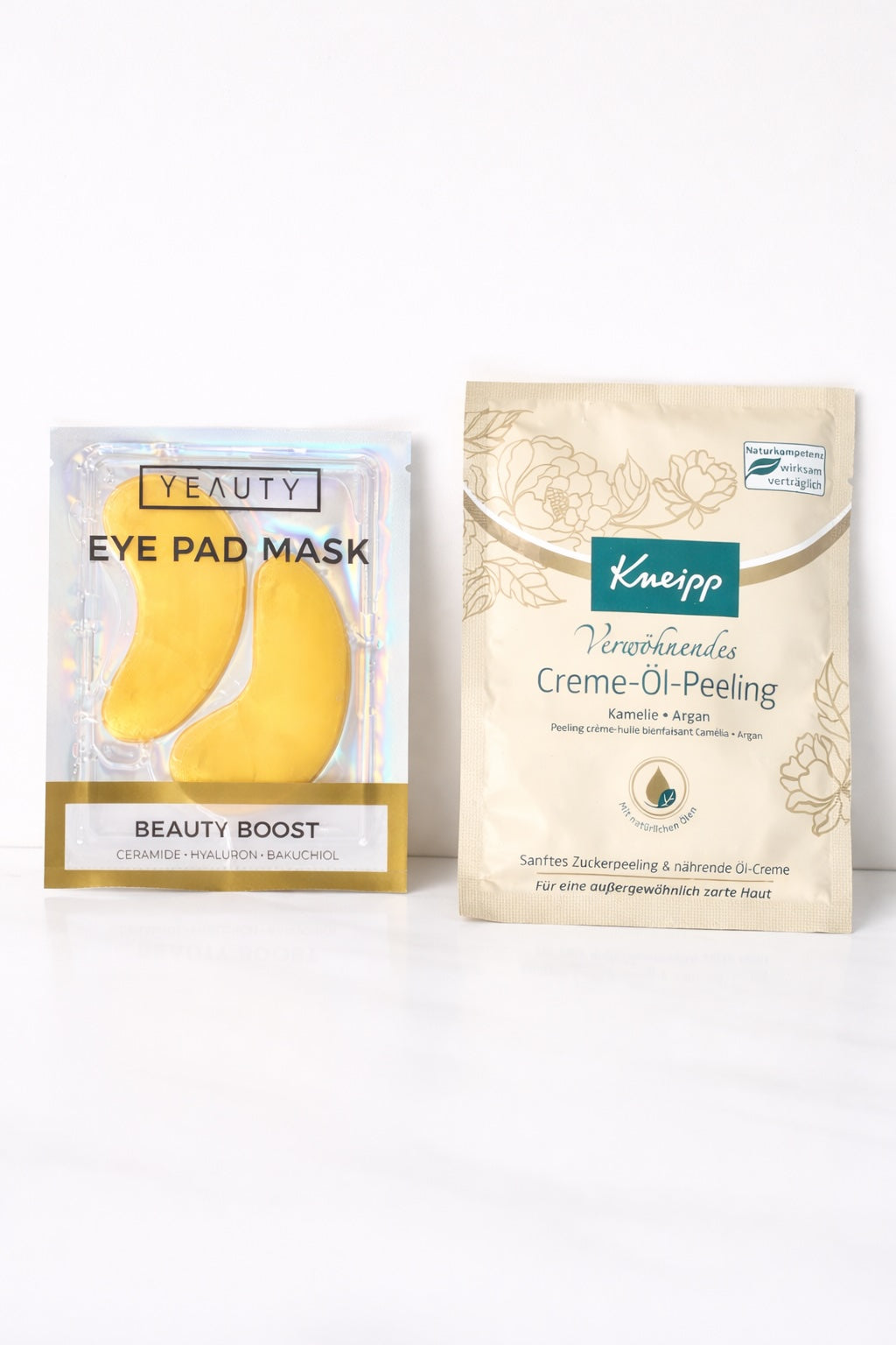 Beauty-Set mit Yeauty Eye Pad Mask und Kneipp Creme-Öl-Peeling auf hellem Hintergrund