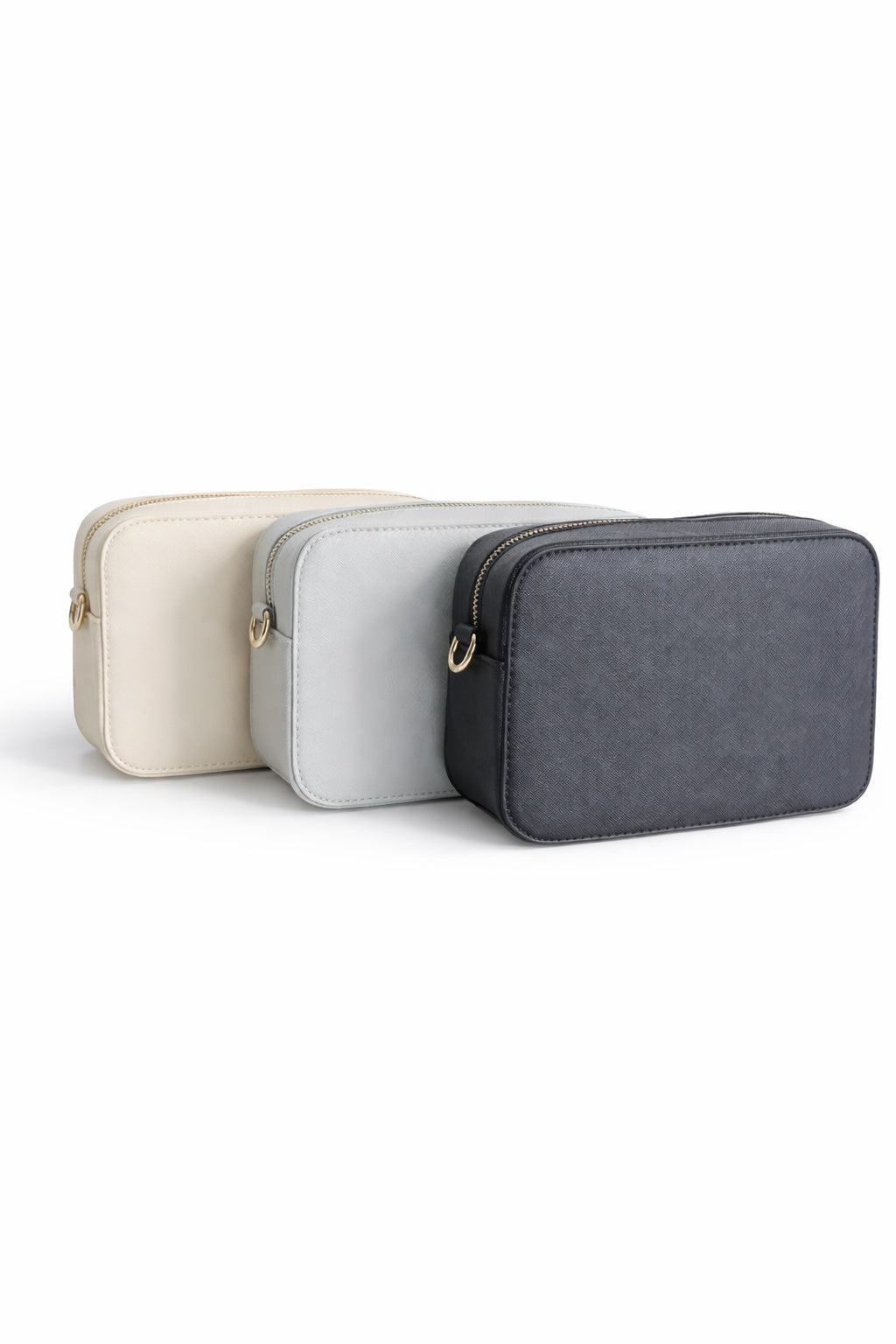 Drei Damen Crossbody Umhängetaschen in Creme, Grau und Schwarz auf hellem neutralem Hintergrund – minimalistische Tasche mit Reißverschluss und goldenen Details.