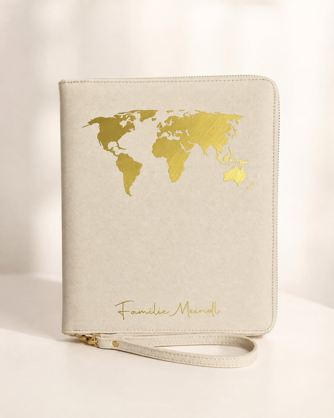 Personalisierter Familien Reiseorganizer in Beige mit goldener Weltkarte und Namen
