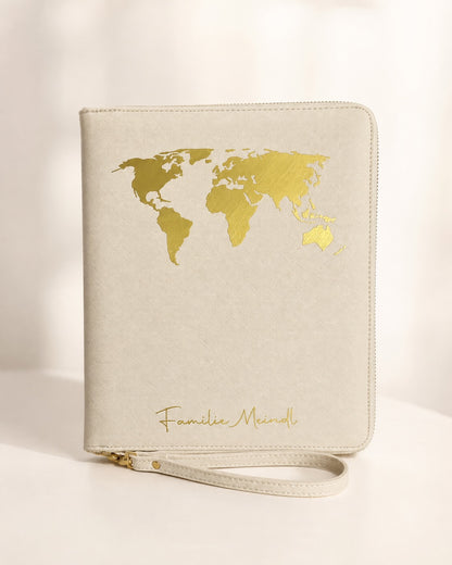 Personalisierter Familien Reiseorganizer in Beige mit goldener Weltkarte und Namen