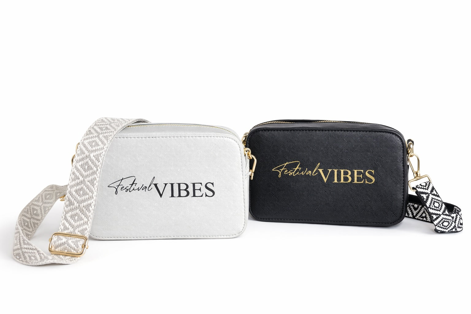 Zwei Damen Umhängetaschen „Festival Vibes“ in Schwarz und Grau mit breitem Taschengurt auf hellem neutralem Hintergrund.