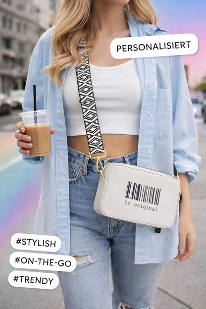Personalisierte Festival Vibes Crossbody Tasche mit gemustertem Schulterriemen, getragen von einer Frau in der Stadt.