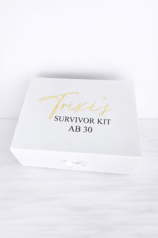 Weiße Geschenkbox zum 30. Geburtstag mit Aufdruck "Trixis Survivor Kit ab 30"