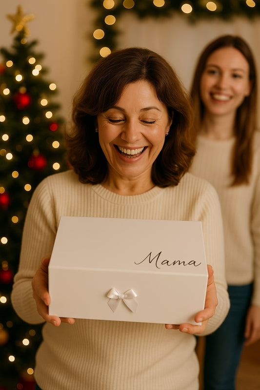 Frau freut sich an Weihnachten über eine weiße Geschenkbox mit der Aufschrift Mama, perfekte Geschenkidee und Weihnachtsgeschenk für Mama, Frau oder Oma.