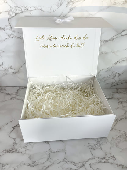 Geöffnete weiße Geschenkbox für die Brautmama mit goldener Botschaft im Deckel und dekorativer Füllung, liebevoll gestaltet als Hochzeitsgeschenk.