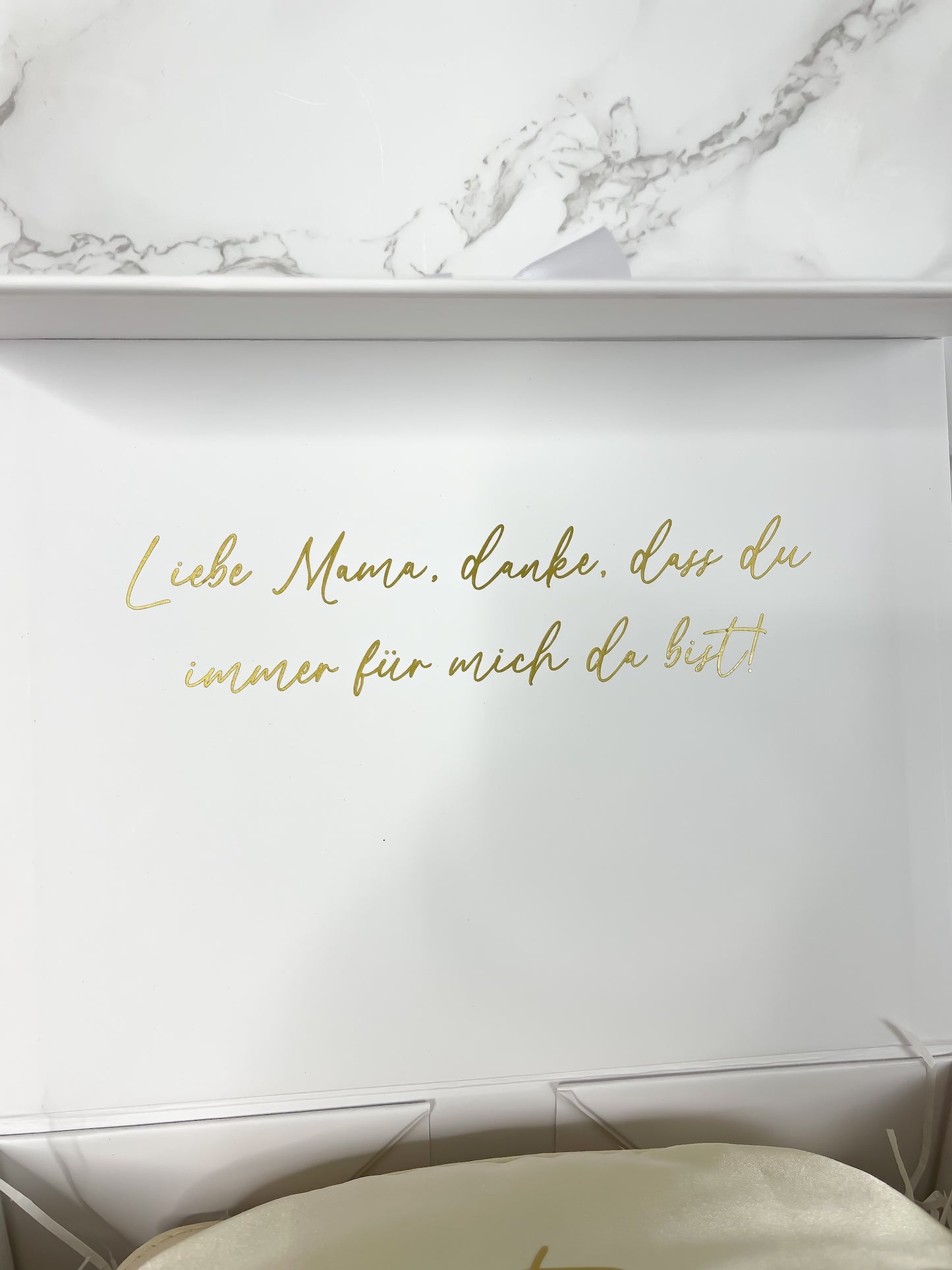 Innenseite einer weißen Geschenkbox für die Brautmama mit goldener Botschaft „Liebe Mama, danke, dass du immer für mich da bist“, emotionales Detail eines Hochzeitsgeschenks.