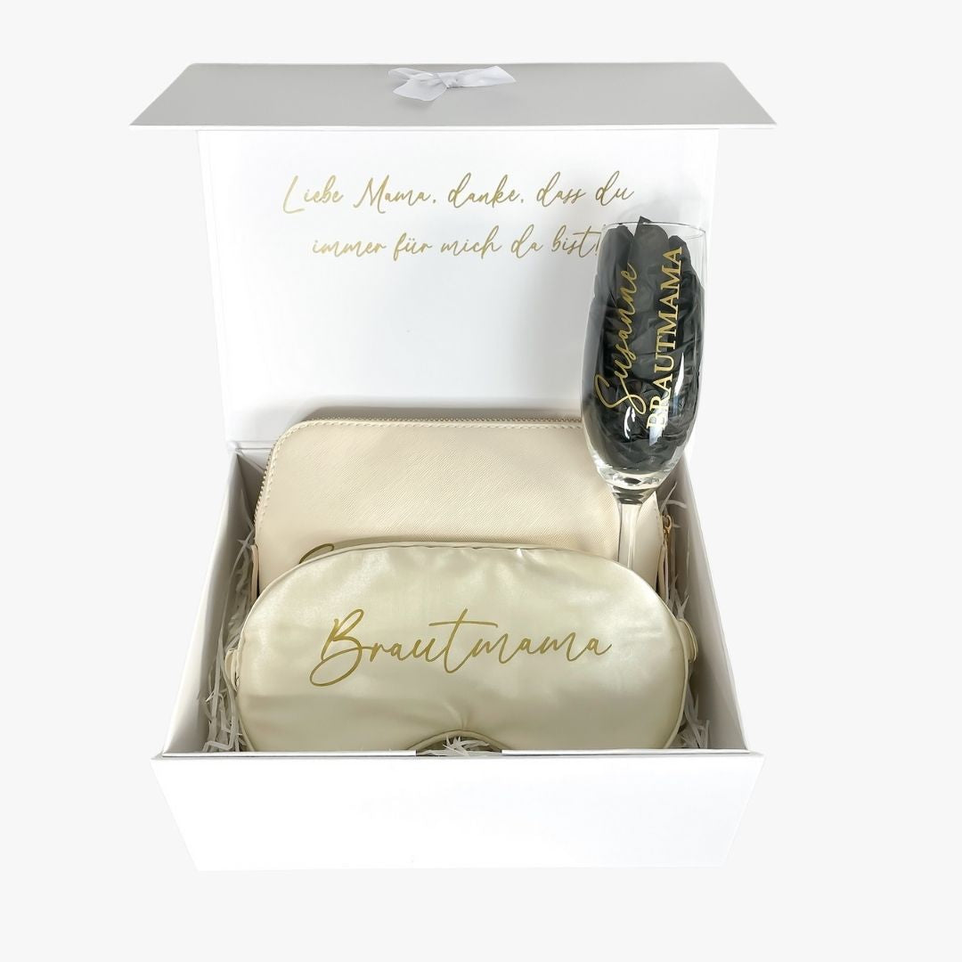 Personalisierte Geschenkbox für die Brautmutter zur Hochzeit mit Sektglas, Kosmetiktasche und Schlafmaske in eleganter weißer Box.