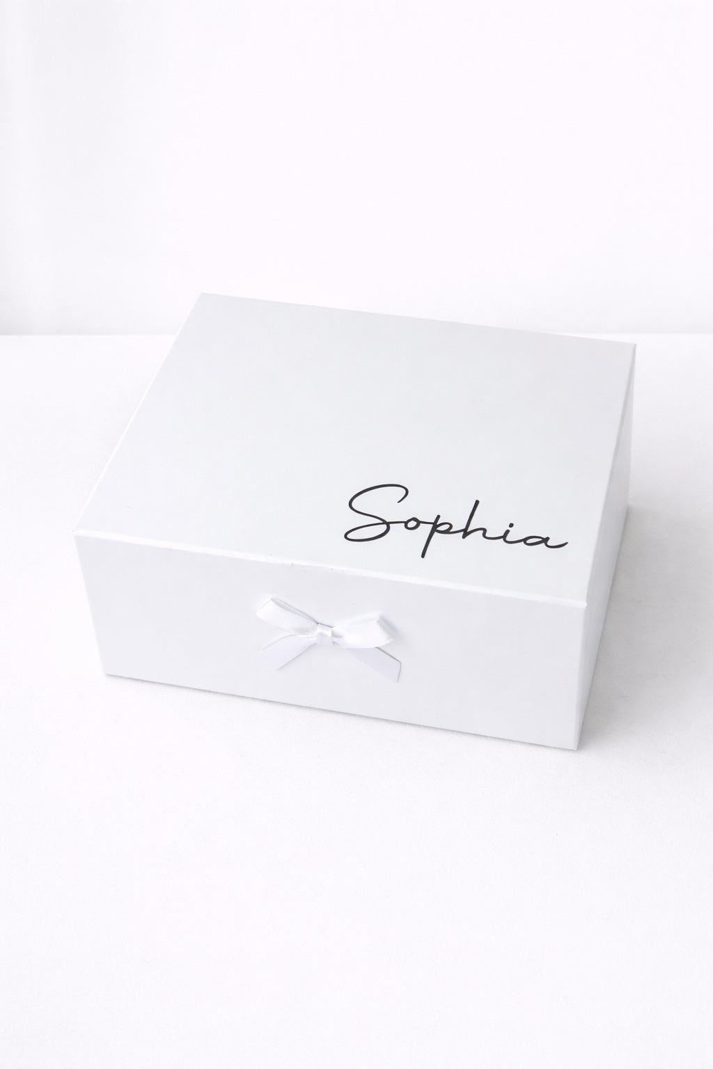 Übersicht verschiedener Kosmetiktaschen und Schlafmasken in mehreren Farben auf hellem Hintergrund