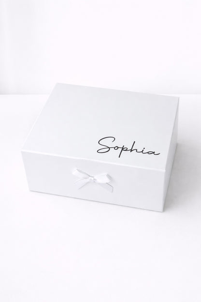 Übersicht verschiedener Kosmetiktaschen und Schlafmasken in mehreren Farben auf hellem Hintergrund