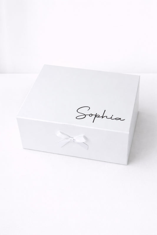 Übersicht verschiedener Kosmetiktaschen und Schlafmasken in mehreren Farben auf hellem Hintergrund