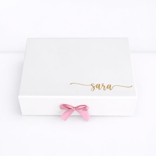 Personalisierte weiße Geschenkbox mit rosa Schleife und Namen Sara