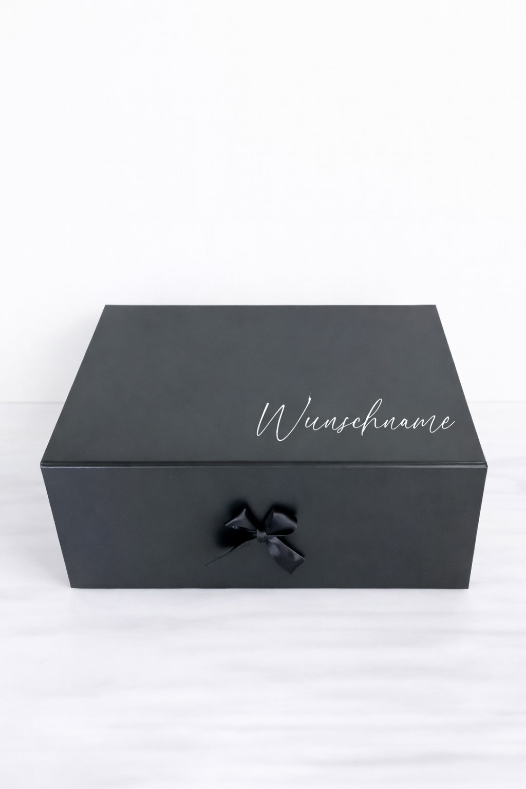 Schwarze personalisierte Geschenkbox mit Name und Schleife