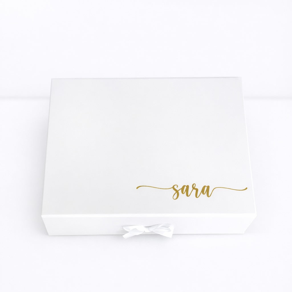 Personalisierte Trauzeugin Geschenkbox in Weiß mit Name „Sara“ und Schleife